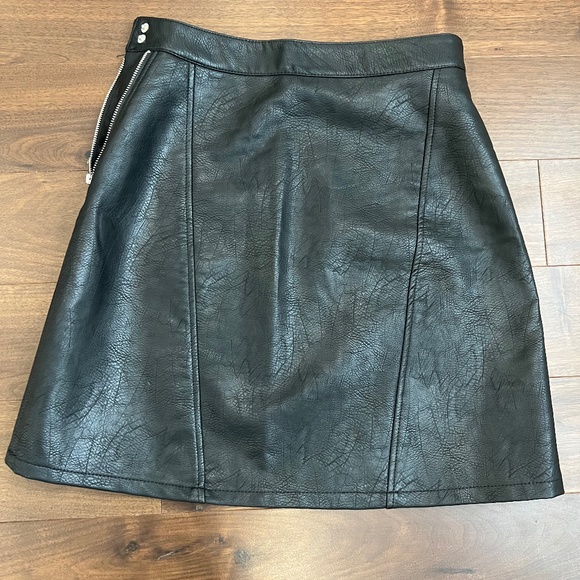 Zara faux leather side zip mini skirt - Picture 1 of 2